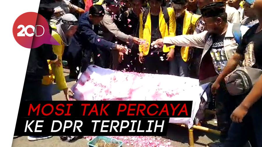 Bawa Keranda, Mahasiswa Semarang Demo Tolak Revisi UU KPK