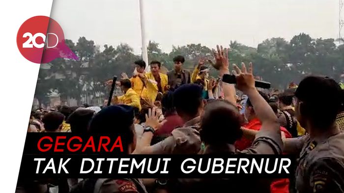 Demo Mahasiswa Palembang soal Asap Ricuh, Kayu dan Botol Beterbangan