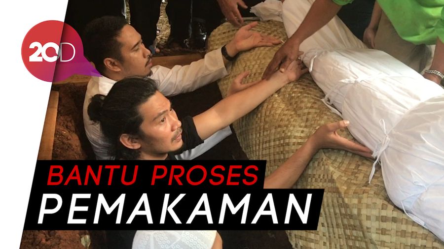 Donny Alamsyah Tegar Antarkan Ayahanda ke Peristirahatan Terakhir