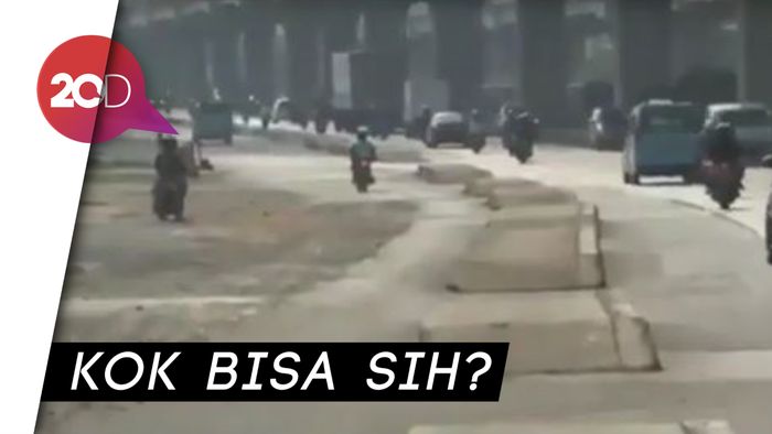 Ganggu Banget! Trotoar Kalimalang Melintang di Tengah Jalan
