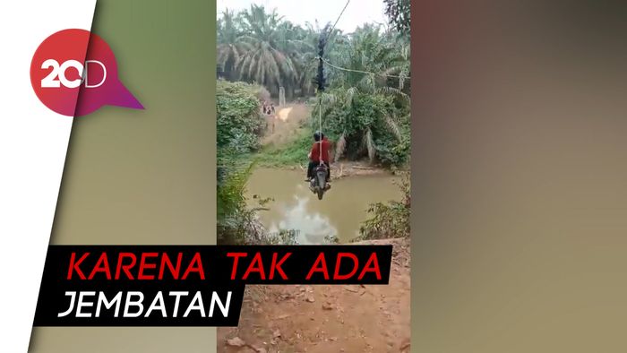 Heboh Cewek Pemotor Seberangi Sungai Bak Flying Fox