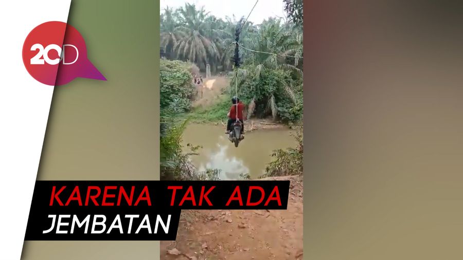 Heboh Cewek Pemotor Seberangi Sungai Bak Flying Fox