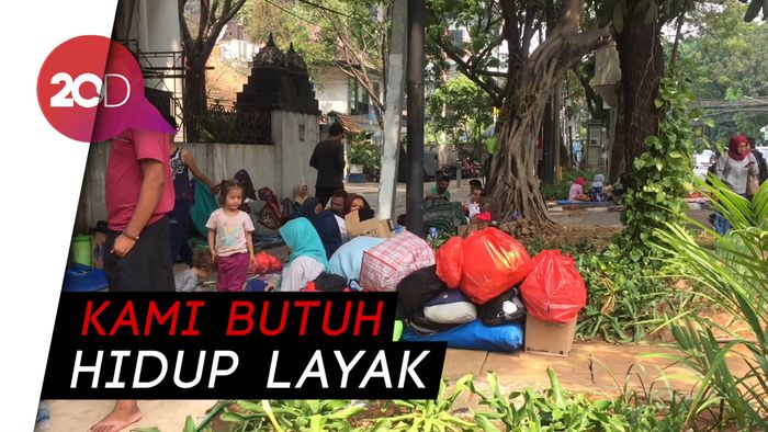 Pencari Suaka Huni Trotoar Kebon Sirih: Tolong, Bantu Kami