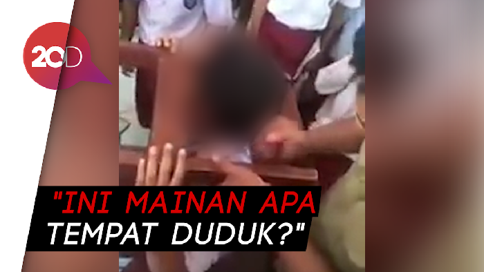 Viral! Kepala Bocah SD Nyangkut di Bangku Sekolah