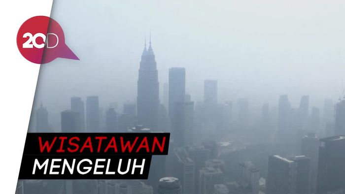 Menara Kembar Petronas Tertutup Kabut Asap Pekat