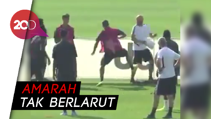 Higuain Ngamuk Tendang Pelatih Saat Sesi Latihan
