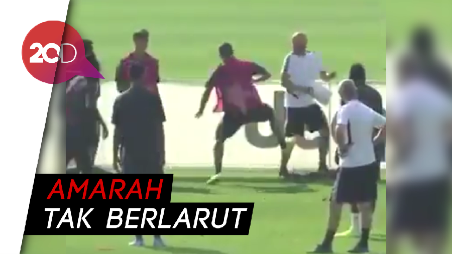 Higuain Ngamuk Tendang Pelatih Saat Sesi Latihan