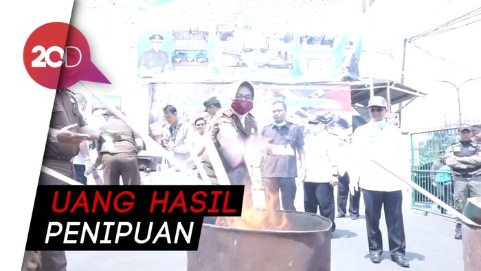 Kejari Sukabumi Bakar Uang Doraemon Senilai 2 miliar