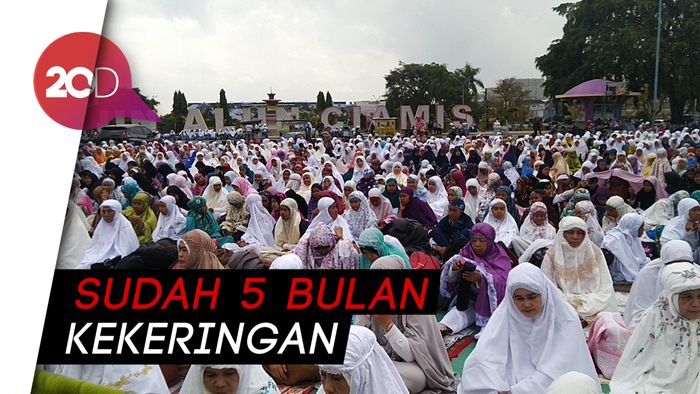Kemarau Panjang, Warga Ciamis Salat Minta Hujan