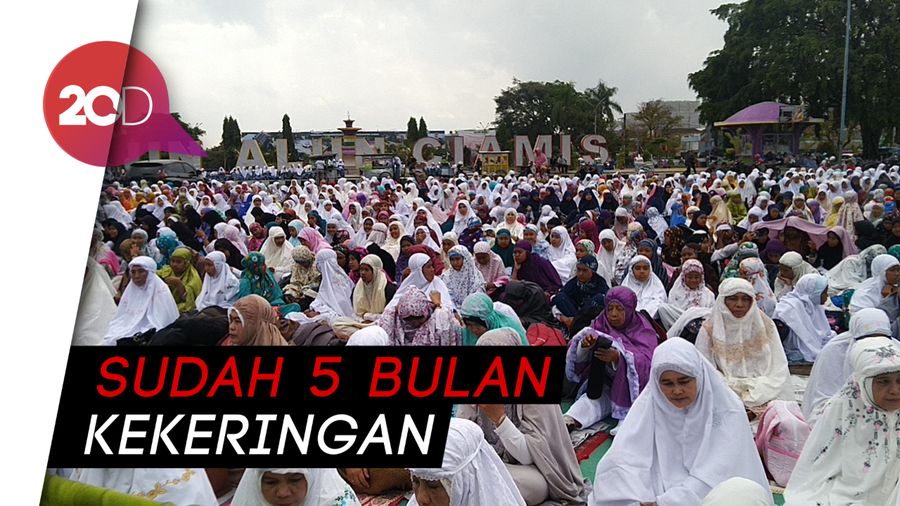 Kemarau Panjang, Warga Ciamis Salat Minta Hujan