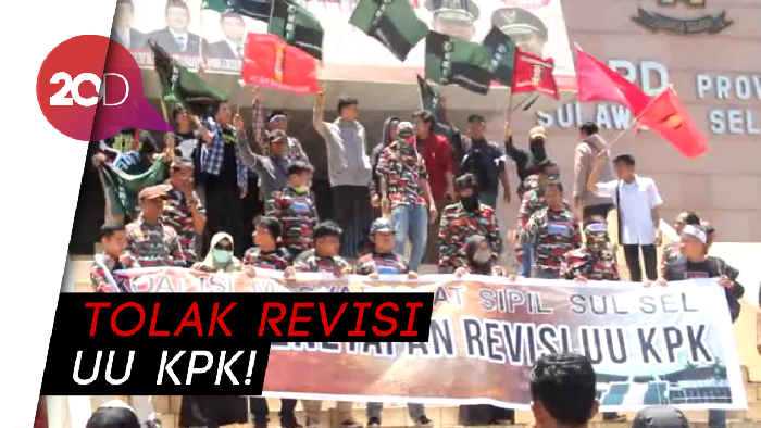 Ricuh! Massa Tolak Revisi UU KPK di Makassar Bentrok dengan Polisi