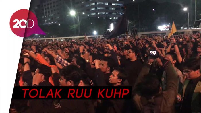 Lebih Dari 6 Jam, Mahasiswa Masih Bertahan di Depan DPR