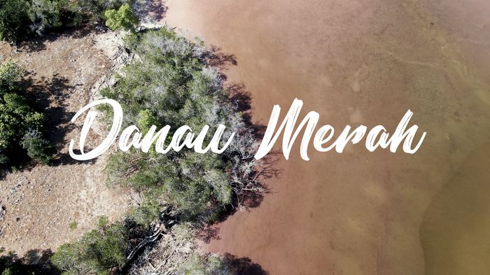 Cantiknya Danau Merah yang Diselimuti Kisah Kelam