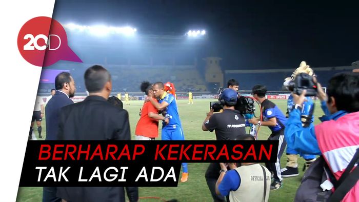Kampanye Aksi Damai, Persib-Semen Padang Bagikan Bunga ke Suporter