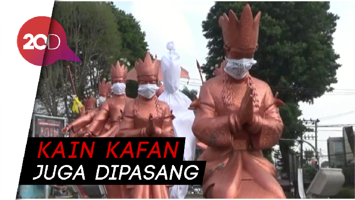 Kecewa Karena Asap, Ikon Kota Jambi Dipasangi Masker
