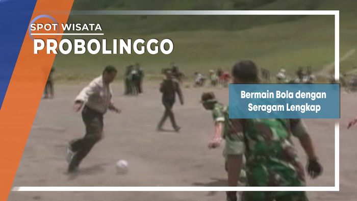 Bermain Bola Berseragam Dinas Lengkap di Lautan Pasir Probolinggo