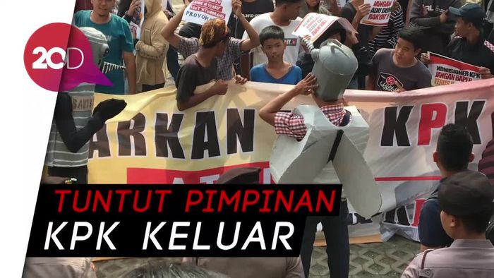 Pendemo di KPK Gunakan Fogging saat Aksi Orasi