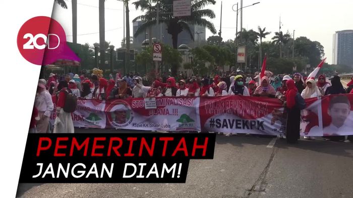 Emak-emak Demo di Gedung DPR RI, Tolak Revisi UU KPK!