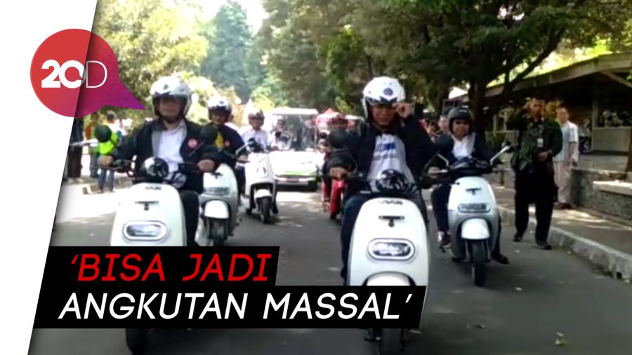Gaya Menhub Keliling Kampus Naik Motor Listrik Made in UGM