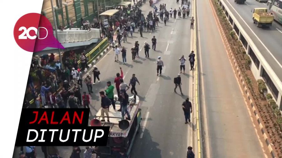 Demo RKUHP di DPR, Dua Kubu Berseberangan Disekat Barikade