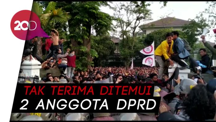 Demo Mahasiswa Bandung Ricuh: Gerbang DPRD Jebol, Batu Beterbangan