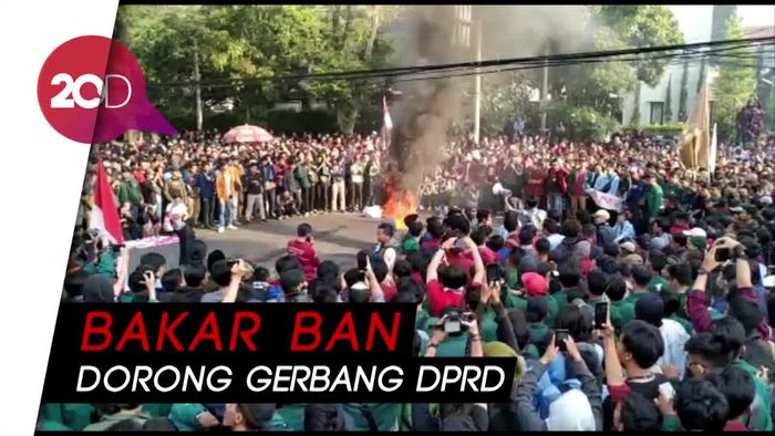Demo Mahasiswa Bandung Sempat Memanas, Begini Suasananya