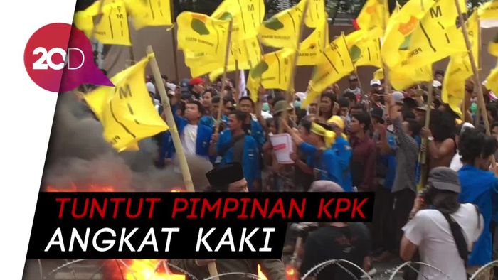 Massa Mahasiswa Bakar Ban dan Robohkan Kawat Berduri di KPK