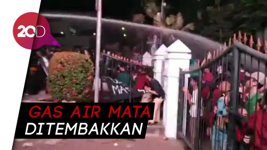 Demo Mahasiswa Bandung Rusuh, Polisi Bubarkan Paksa