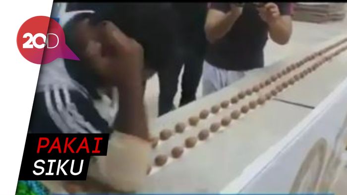  Aksi Seniman yang Sukses Pecahkan Ratusan Kacang Kenari