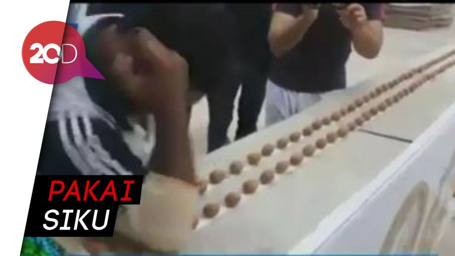 Aksi Seniman yang Sukses Pecahkan Ratusan Kacang Kenari