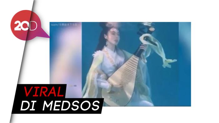 Bak Putri Duyung, Model Tiongkok Ini Bernyanyi di Bawah Air