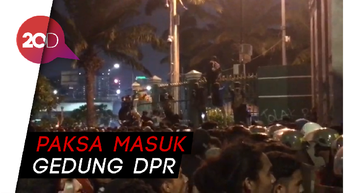Panas! Mahasiswa Rusak Pagar Gedung DPR RI