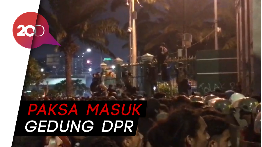 Panas! Mahasiswa Rusak Pagar Gedung DPR RI
