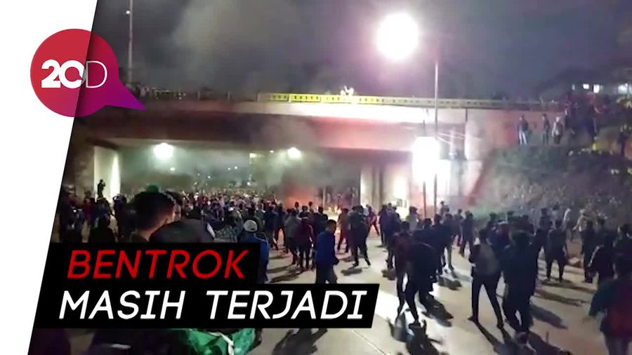 Ricuh! Mahasiswa dan Polisi Bentrok di Flyover Slipi