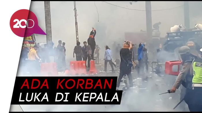 Mahasiswa Bentrok dengan Aparat di Depan Gedung DPRD Sumsel
