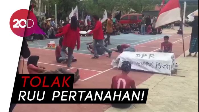 Ricuh! Massa Pecahkan Kaca dan Segel Kantor DPRD Sultra