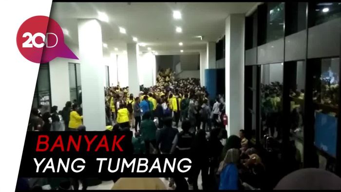 Hindari Gas Air Mata, Pendemo Kabur ke Gedung Latihan GBK