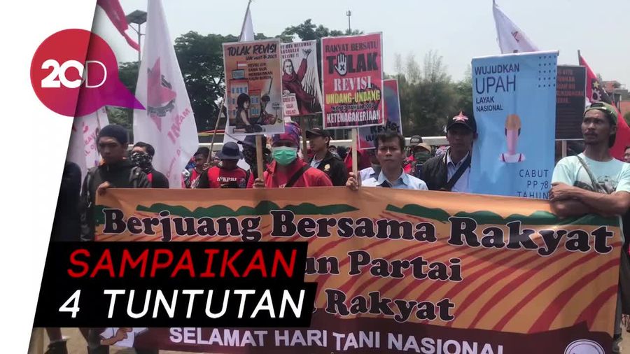 Makin Ramai! Buruh Turut Ramaikan Aksi di Depan Gedung DPR