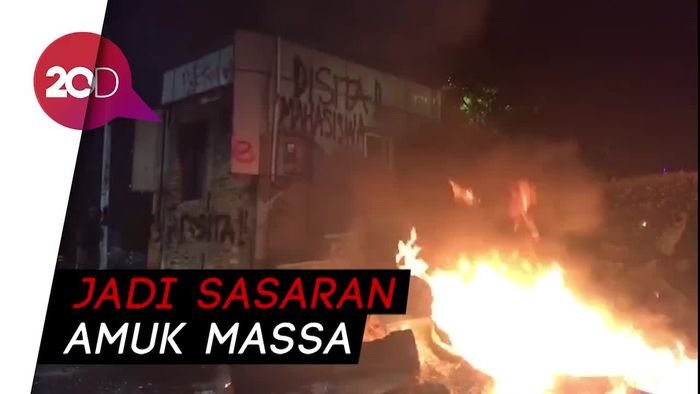 Pos Polisi Pertigaan Hotel Mulia Dibakar Massa