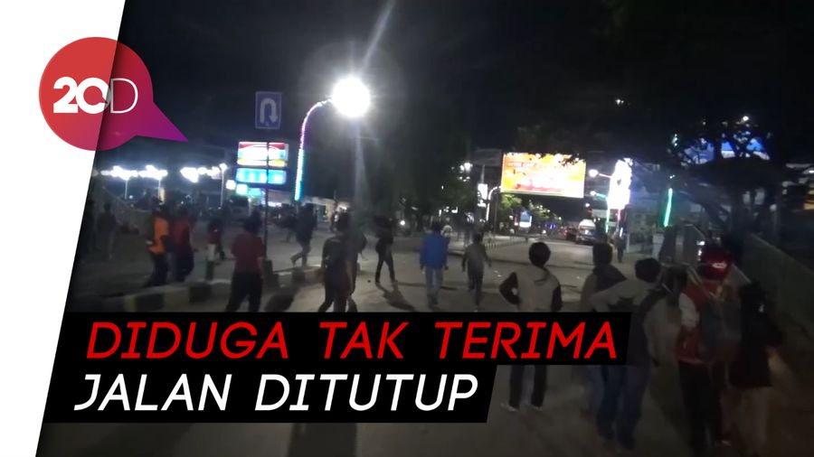 Jalan Ditutup, Mahasiswa dan Warga Makassar Bentrok Lempar Batu