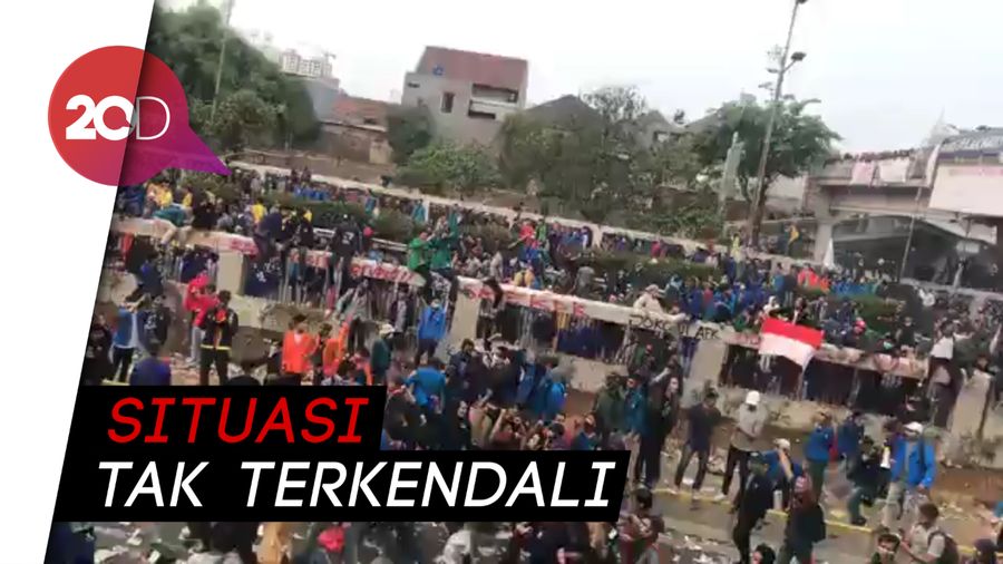 Mahasiswa dan Polisi Bentrok di DPR!