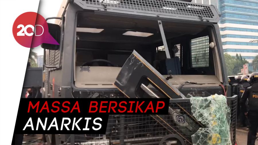 Mobil Pelat Merah dan Kendaraan Taktis Polisi Diamuk Massa di DPR