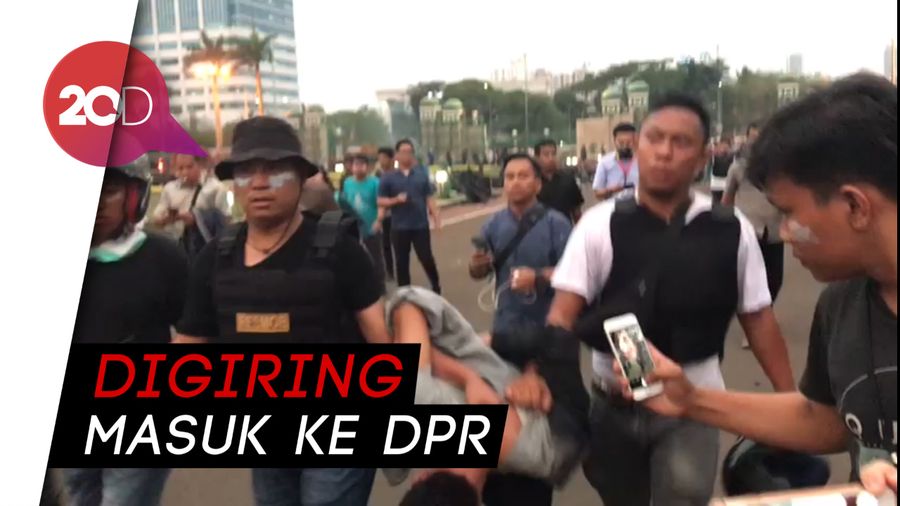 Polisi Amankan Seorang Pendemo di DPR