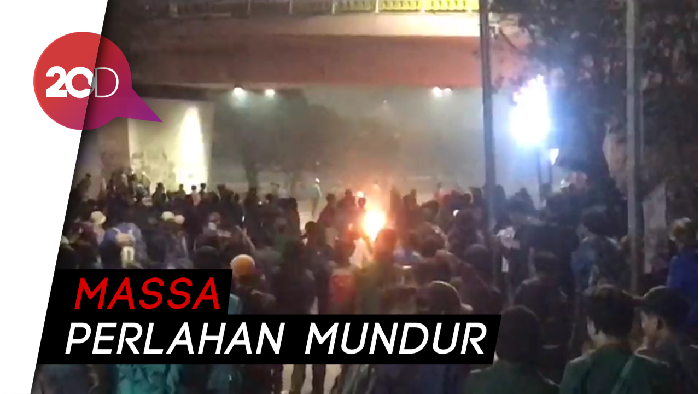 Water Cannon dan Gas Air Mata Paksa Mundur Mahasiswa dari Gedung DPR