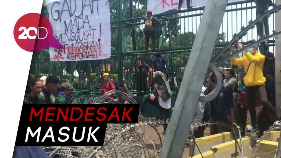 Mahasiswa Hancurkan Kawat Duri dan Panjat Gerbang DPR