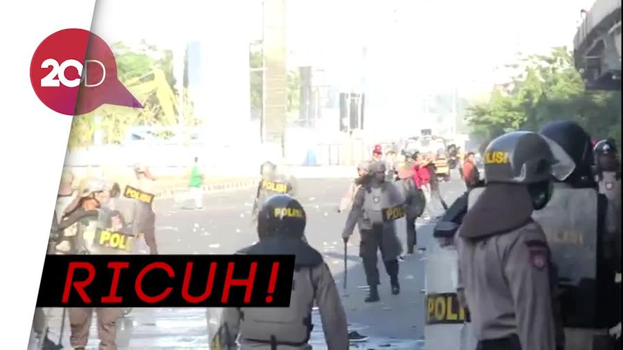 Lemparan Batu Vs Water Cannon di Unjuk Rasa Makassar