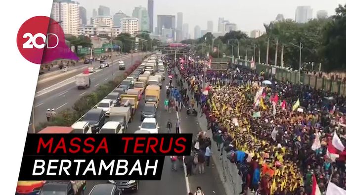 Mahasiswa Meluber Hingga Jalur Tol di Depan DPR