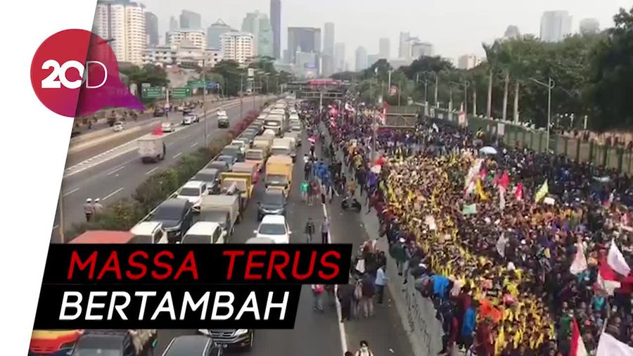 Mahasiswa Meluber Hingga Jalur Tol di Depan DPR