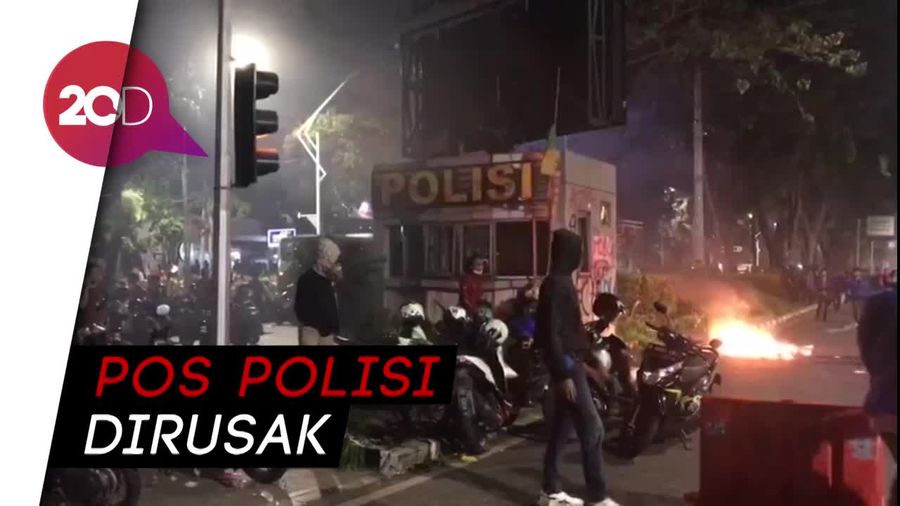 Bentrok Lagi, Polisi Tembakkan Gas Air Mata di Belakang DPR