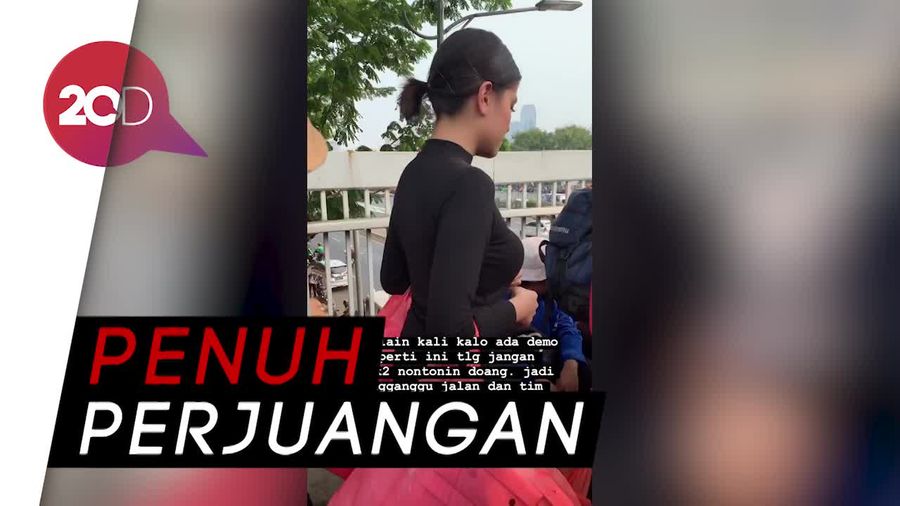 Awkarin Bagikan 3.000 Kotak Nasi untuk Pendemo di DPR
